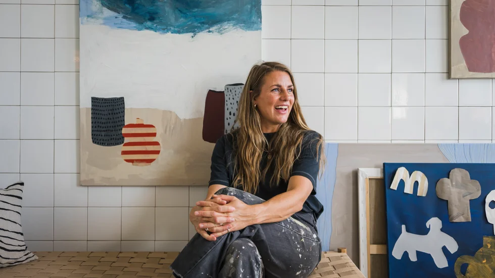 Konstnären Emilia Ilke från Uppsala i sin ateljé i Liljeholmen, Stockholm. "Jag har alltid trivts väldigt bra själv, inne på mitt rum. Ateljén är som att få fortsätta hålla på i sitt eget rum, fast som vuxen", säger hon.