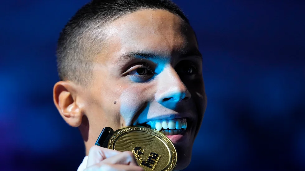 David Popovici, Rumänien, smakar på guldet efter segern på 200 meter fritt i sim-VM.