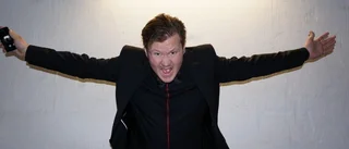 "Han dansar in som ett slags sagoväsen"