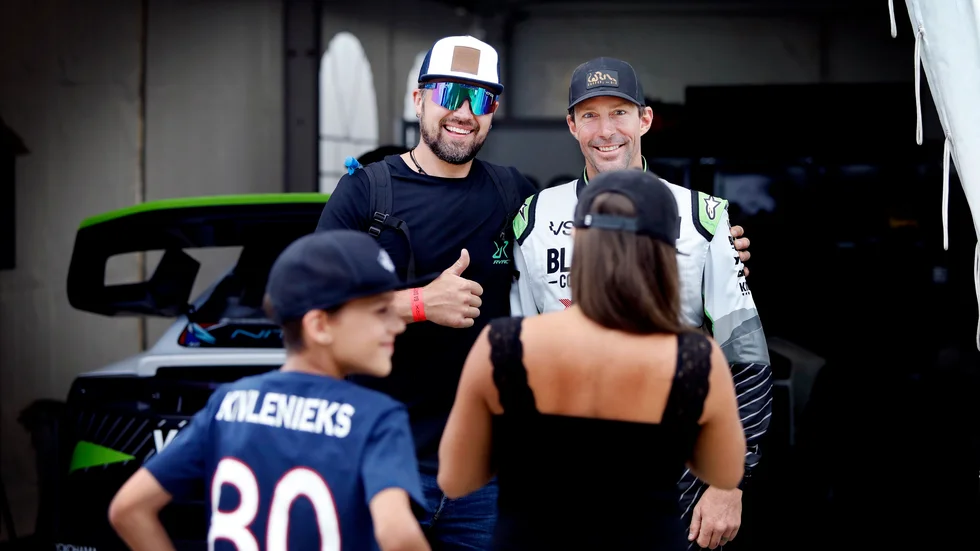 Familjen Stopele från Örebro var inte de enda motorsportfantasterna som fick en selfie med grundaren till Nitro rallycross – tillika superstjärnan Travis Pastrana. Själv är han van vid större uppståndelse. "Jag kan gå omkring här själv, det är inte så dumt."