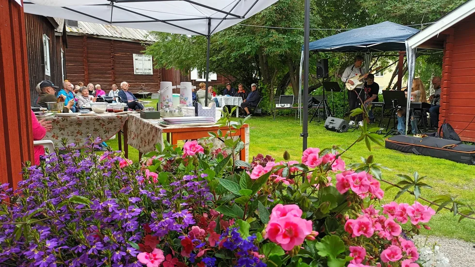 Publiken på plats njöt av musik och våfflor.