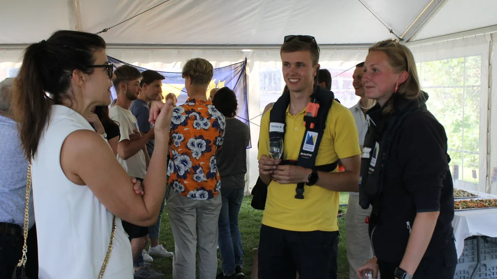 Regissör Emma Molin har gjort en film om livet vid kanalen. Här får hon träffa några av de riktiga kanalarbetarna, Markus Hilmersson och Alexandra Rydmark. Men Molin och teamet verkar ha lyckats med skildringen: "Det var hög igenkänningsgrad", säger Markus efter filmen.