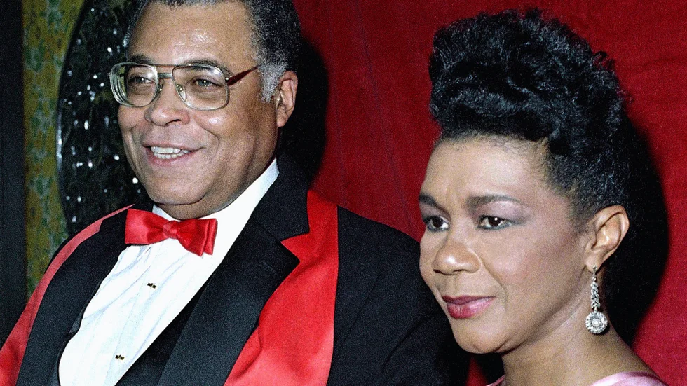 Skådespelaren Mary Alice har avlidit. Här syns hon tillsammans med James Earl Jones. Arkivbild.