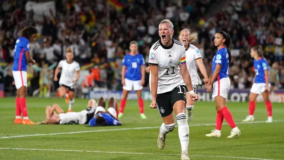 Alexandra Popp jublade efter sitt matchavgörande 2–1-mål i EM-semifinalen mot Frankrike i Milton Keynes.