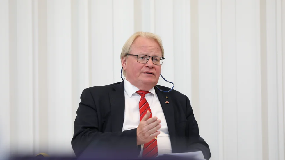 Peter Hultqvist stakar ut sin vison för framtidens försvarsmakt på en presskonferens i Stockholm