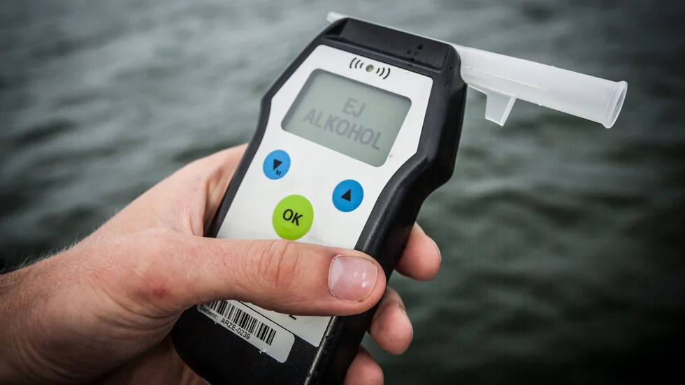 När en alkoholkontroll görs får personen först blåsa i ett sållningsinstrument. I Sverige gäller samma promillegräns till sjöss som på land: 0,2 promille alkohol i blodet. 