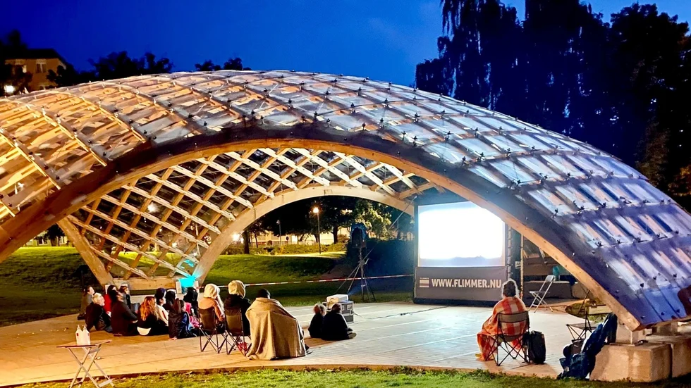 Flimmers utomhusbio kommer tillbaka nu när kvällarna blir mörkare i augusti. Här en bild från tidigare år, vid paviljongen i Hageby.
