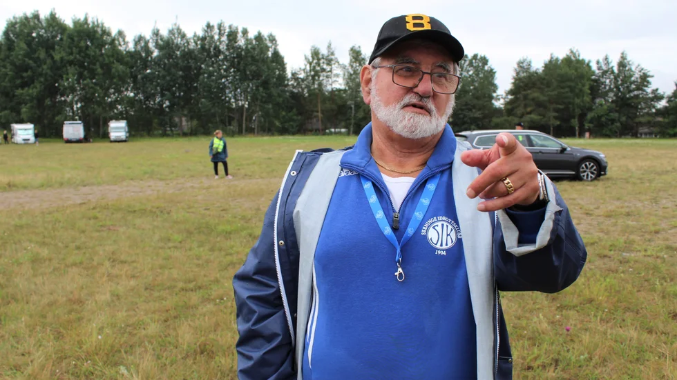 Parkeringsvakten Ulf Ivarsson från arrangörsföreningen Skänninge IK har vinkat in bilar på Skänninge markens parkering i 50 år. 