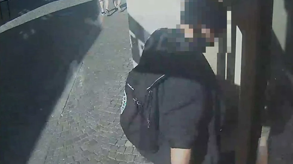 Mannen som misstänks för mordförsök fångad på bild av en övervakningskamera, på väg in till hotellet där han greps.