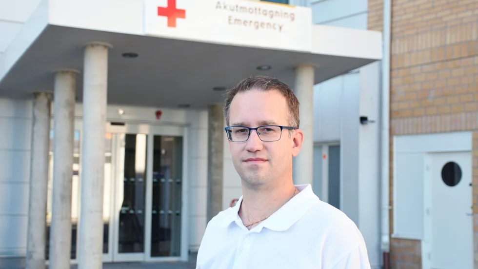Mattias Josefsson, verksamhetschef för akutmottagningarna inom Region Norrbotten, ser inget samband med Tomas Sundbergs missade diagnos och det ansträngda läget på akuten. 