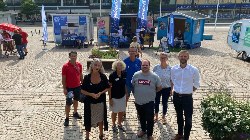 Elias Georges (S), Maria Persdotter (C), Catharina Engström (MP), Erik Forslund (KD), Marcus Lejonqvist (SD), Sara Ankarberg (L) och Mark Henriksson (M) är eniga om att valbyn kan vara ett vinnande koncept. (På gruppbilden saknas Vänsterpartiet som inte kunde vara på plats vid fototillfället)