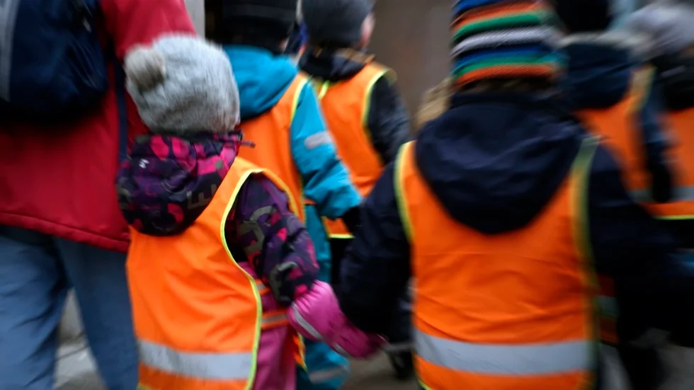 En oroad make har märkt hur problemen på förskolan påverkar hans fru negativt.
