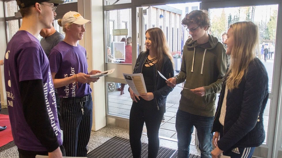 David Svennberg och Cornelees Rosén hälsar niondeklassarna Alice Schönfeldt, Tobias Östman och Fanny Käll välkomna.