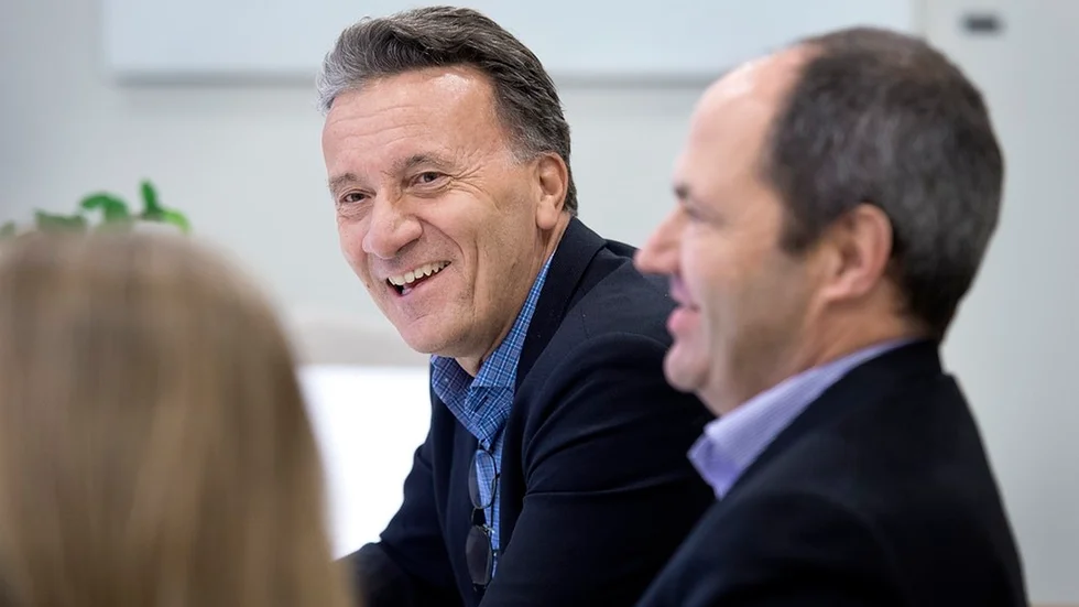 SSAB fortsätter att gå med vinst och Special steel, där anläggningen i Oxelösund ingår, är en del av koncernen som bidrar mest. Divisionschefen P-O Stark och koncernchefen Martin Lindqvist har anledning att vara nöjda.   FOTO: JENS ALVIN