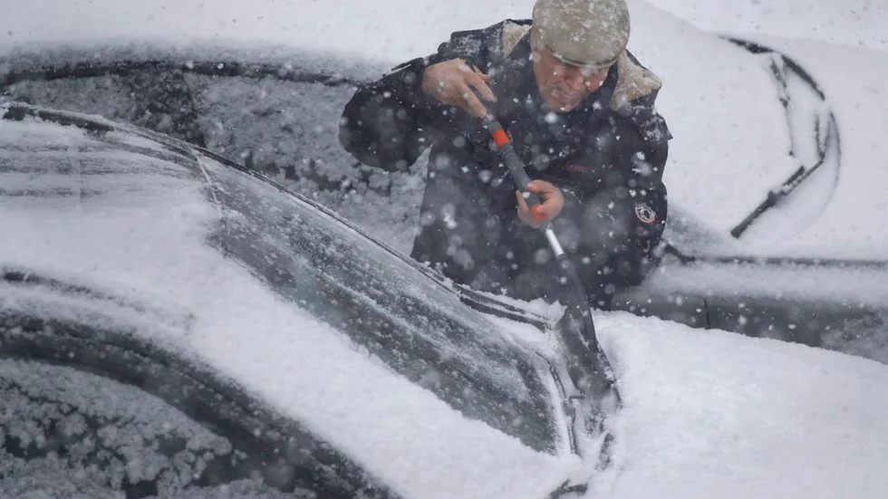 Att låta bilen stå och gå medan man skrapar rutorna är inte tillåtet i centrum om skrapandet tar längre än en minut, skriver signaturen Etuna som vill kunna sova. Foto: Sergei Grits.