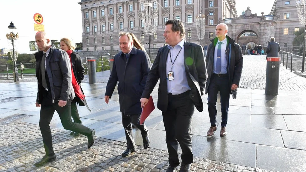 Den väg som vi socialdemokrater ser innebär fortsatta investeringar i vår välfärd, skriver socialdemokraterna Ekström och Helmersson. Bilden: Socialdemokraternas partiledare Stefan Löfven (S) lämnar Riksdagen efter sin slutrapport till talmannen om sitt uppdrag att bilda regering. Foto: Jonas Ekströmer /TT.