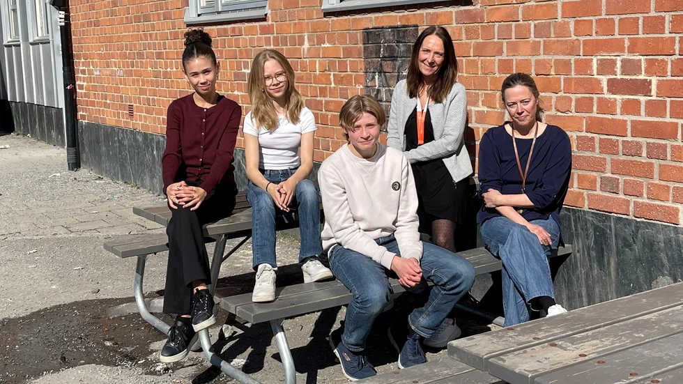 Sjundeklassarna Lilly Nordström, Joline Ekelund och Alfred Söderholm med pedagogerna Carola Pettersson och Pernilla Vikström.