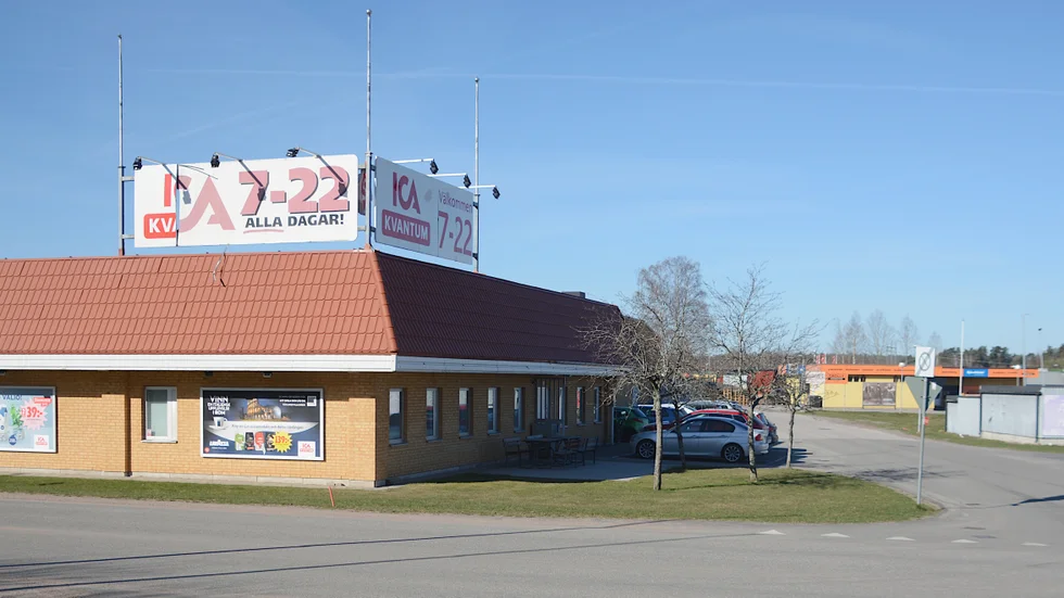 Ica Kvantums butiksbyggnad ligger inte på den plats den borde enligt planbeskrivningen från 1984, menar Tony Johansson, Målfrids Fastigheter. Nu kräver fastighetsgrannen  att den pågående detaljplaneprocessen stoppas.