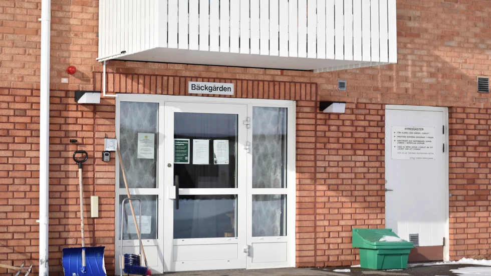 ”Moderaternas förslag att öppna fler boendeplatser på Bäckgården innebär i praktiken en motsvarande neddragning i tätorten Norsjö. Detta skulle kunna medföra negativa konsekvenser för många äldre i tätorten, som har sina nätverk och sin trygghet där.”