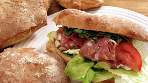 Bjud italienskt. Nygräddad ciabatta med salami, färskost och örter. Godare smörgås går knappast att hitta. Bild: DAN STRANDQVIST