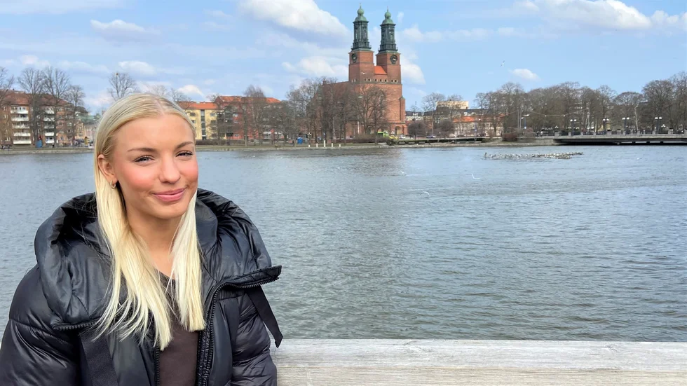 Lovisa Aav är en av Sveriges bästa konståkare och älskar sin sport. Men vägen till toppen har kantats av hemlängtan och problem med ryggen.