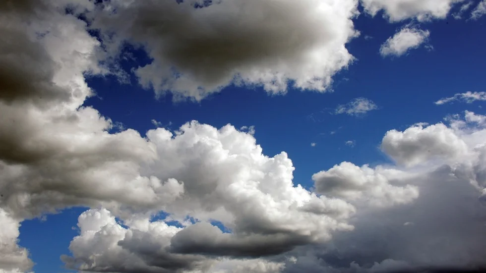 STOCKHOLM 2016-08-11
Mörka moln mot blå himmel.
Foto Hasse Holmberg / TT Kod 96