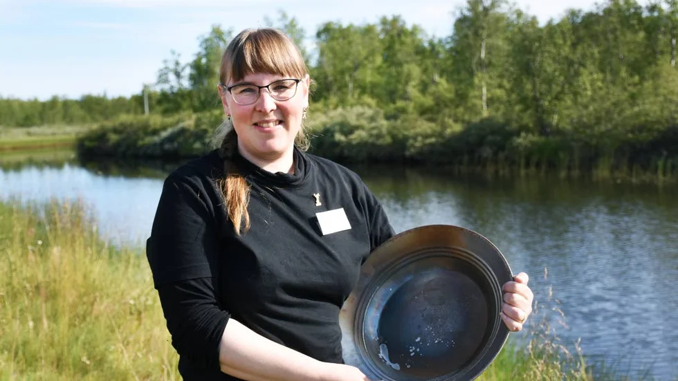 Jenny Söderström i Lannavaara har vaskat guld så länge hon kan minnas. "Vi följde med pappa ut i skogen och letade sten och vaskade guld, så har jag vuxit upp", säger hon.