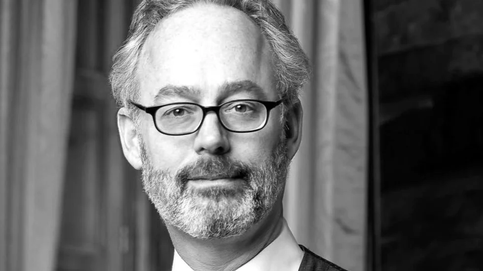 Amor Towles (född 1964) är en amerikansk författare som har gjort sig känd för att i sina romaner utforska flydda tider.