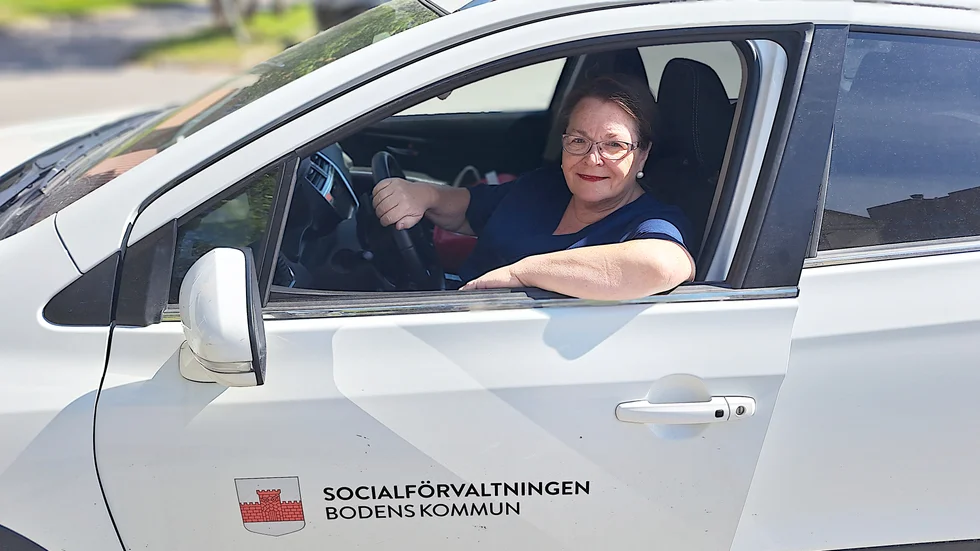 Det blir en del bilkörning under ett arbetspass för distriktssköterskan Agneta Granström. " Jag är social och gillar att ha arbetskamrater. Det bästa är att man känner att man gör nytta i jobbet", säger hon.