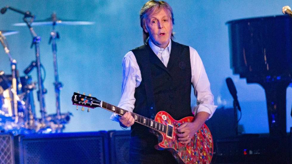 Förra sommaren var Paul McCartney en av huvudakterna på festivalen i Glastonbury. Nu är han aktuell med en ny fotobok med tillbakablickar på 1964, året då Beatlemania rådde.