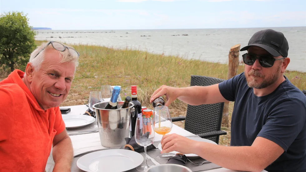 Pigge Werkelin och Mattias Andersson förevisar affärsidén "Strandbord"
