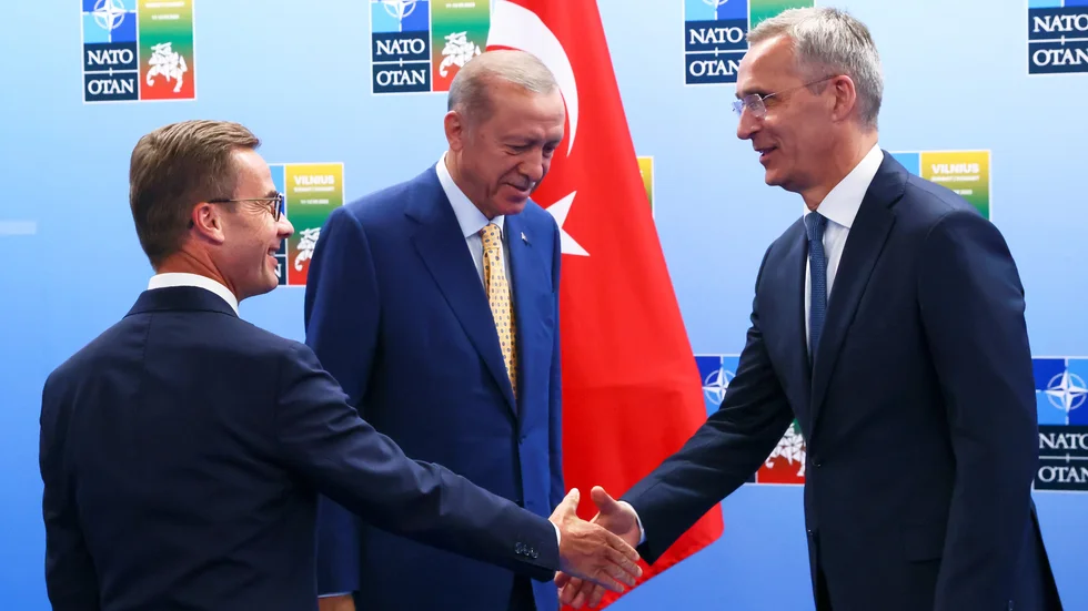 Ulf Kristersson (M) skakar hand med Natos generalsekreterare Jens Stoltenberg.