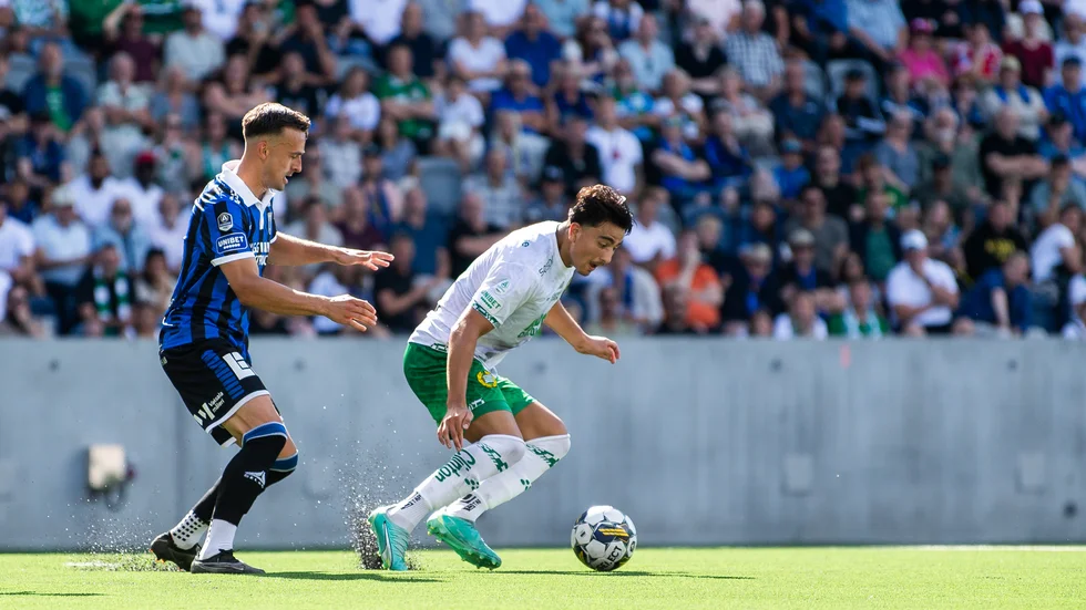 Sirius Henrik Castegren och Hammarbys Jusef Erabi under fotbollsmatchen i allsvenskan mellan Sirius och Hammarby. 