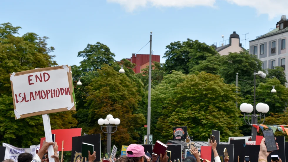 Bild från i juli då en demonstration mot koranbränningar hölls vid Medborgarplatsen i Stockholm.