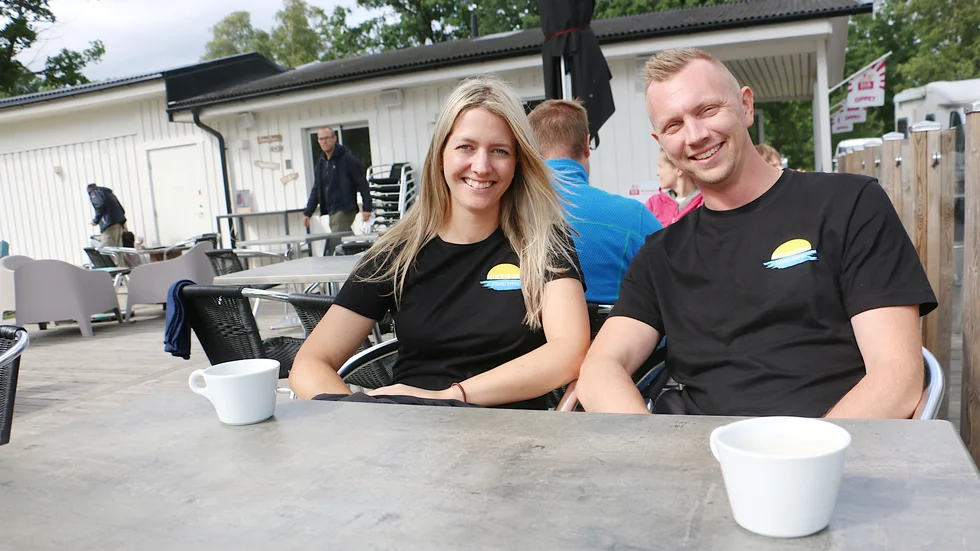 Erica Hammarlund och Rickard Hammarlund planerar att bygga ut och glasa in serveringen på Hultsfred strandcamping.