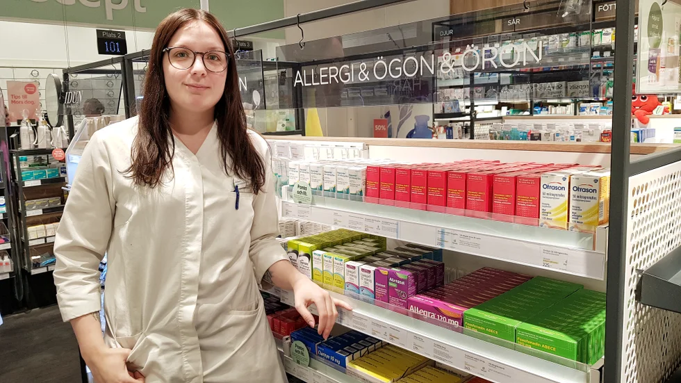 "Kring vecka 18 och 19 när det börjar bli fint ute och varmare dagar så blir det en liten explosion av kunder", säger Helena Jonsson, apotekstekniker på Apoteket hjärtat.