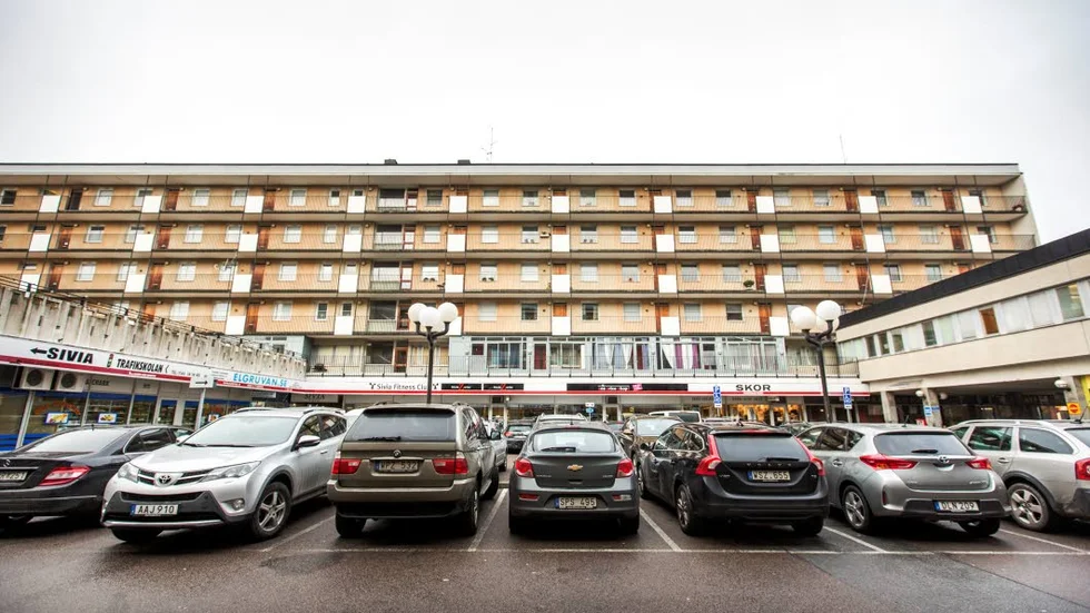 Kravet på parkeringsplatser fördyrar bostadsbyggandet. Prislappen är hög också för parkeringar på gatumark, eftersom markpriserna i Uppsala är höga.