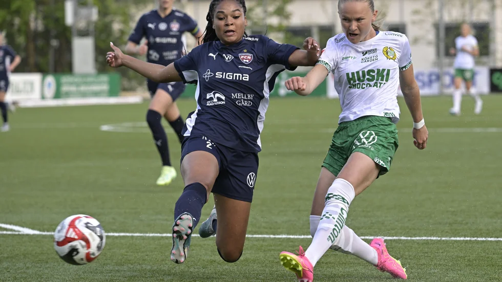 Rosengårds Isabella Obaze, till vänster, i kamp med Hammarbys Matilda Vinberg.