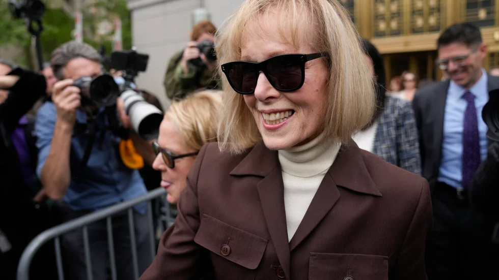 E Jean Carroll såg glad ut på väg ut från domstolen efter domen för två veckor sedan. Arkivbild.