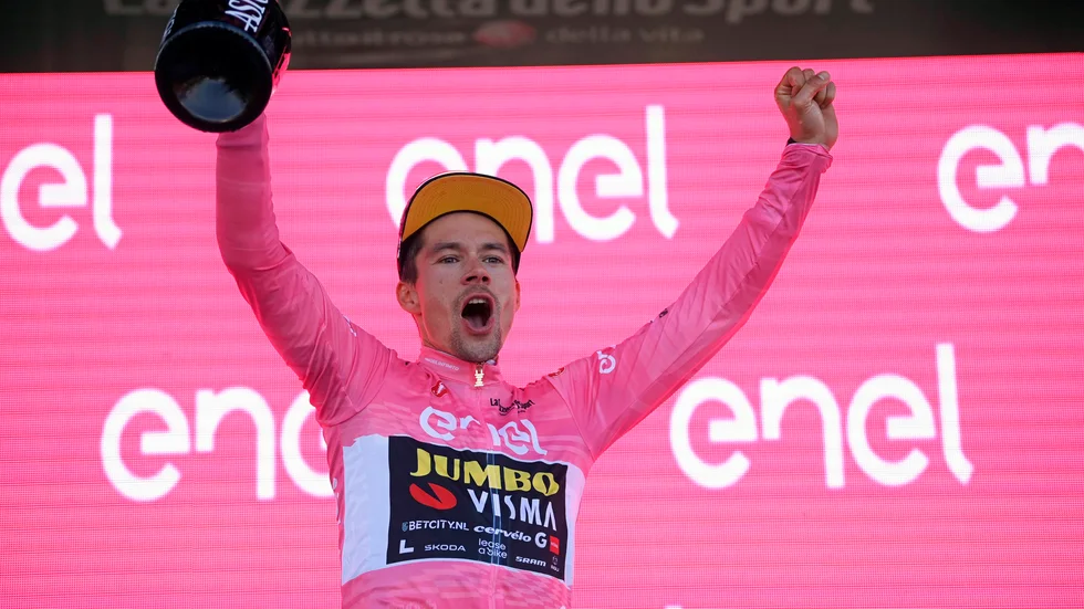 Primoz Roglic bär den rosa ledartröjan under söndagens avslutande Giro d'Italia-etapp.
