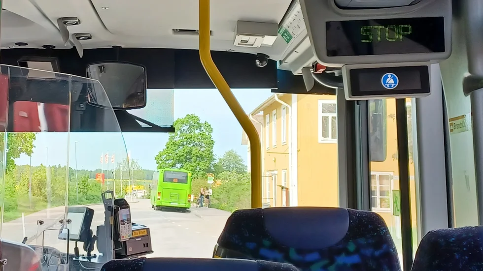 Samtidigt som 29:an stannar blinkar 405:an och kör iväg ...
