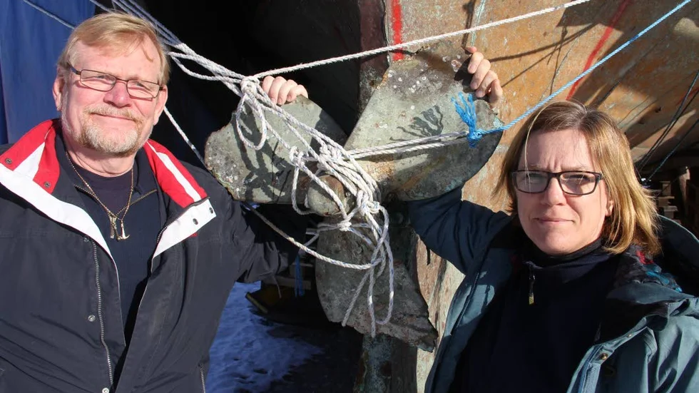 Björn Björebäck och Anneli Häyrén vid Wetseras väldiga propeller. Ny styrs kusten mot att omdana skeppet till ungdomsgård.