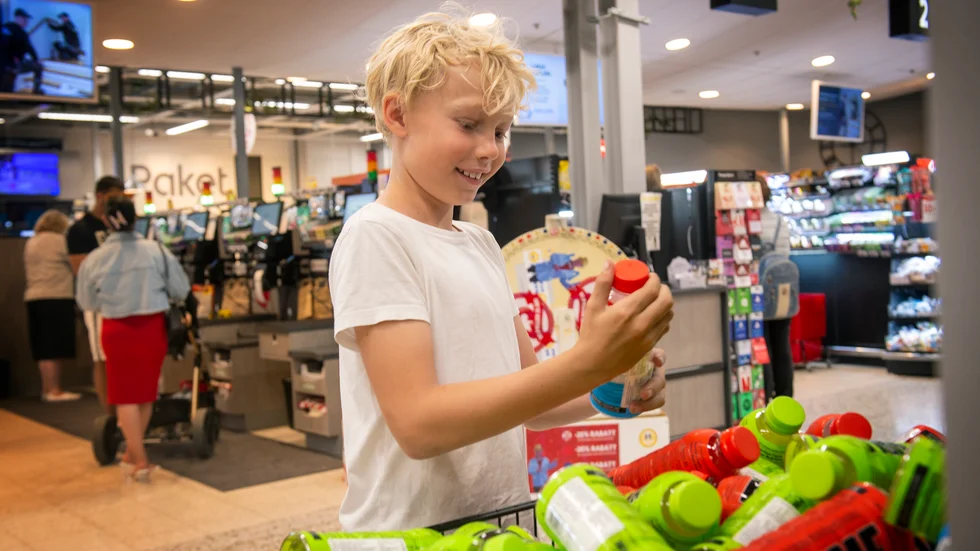 "Det är världens kändaste dricka", säger Aston Ericsson som lyckades övertala pappa Anders att köpa den.
