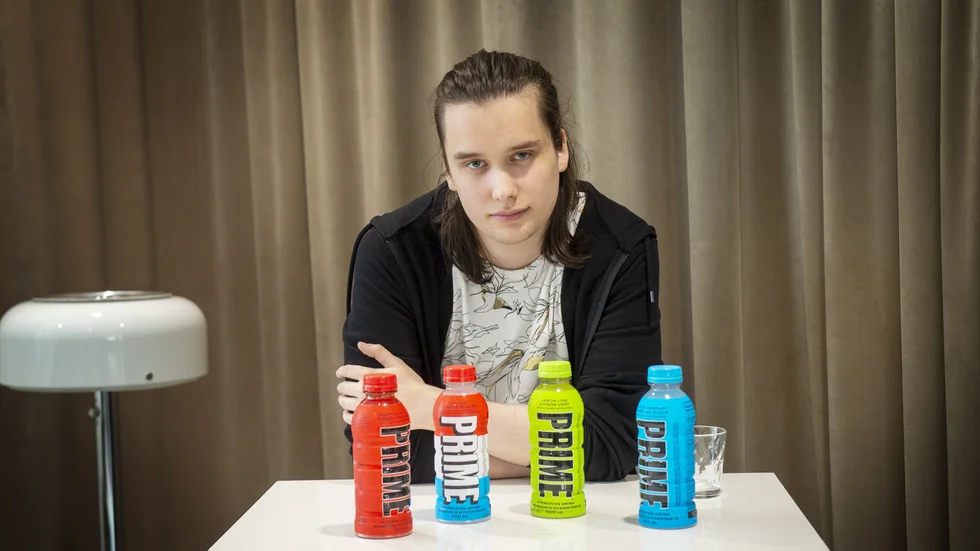 Reporter Sebastian Lundqvist provsmakar drycken.