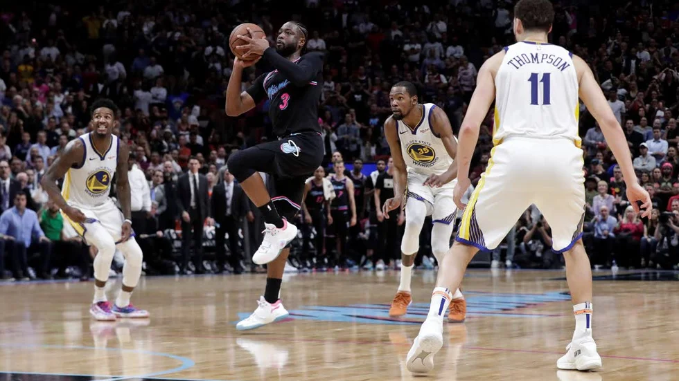 Dwayane Wade tar ett svårt skott i matchen mot Jerebkos Golden State. Skottet avgjorde matchen.