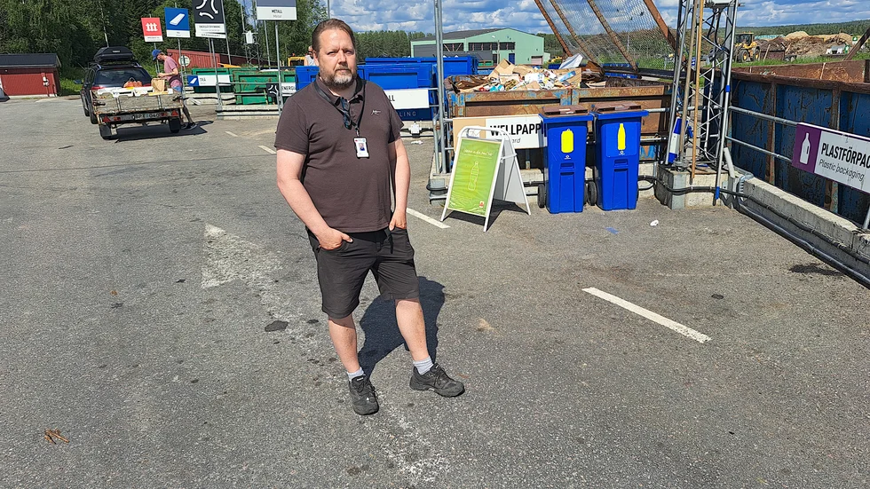 Återvinningens produktionsledare Rickard Widman uppe på rampen där alla containrar finns. "Vi har kameror här när det är obemannat för att se att folk slänger skräpet rätt."