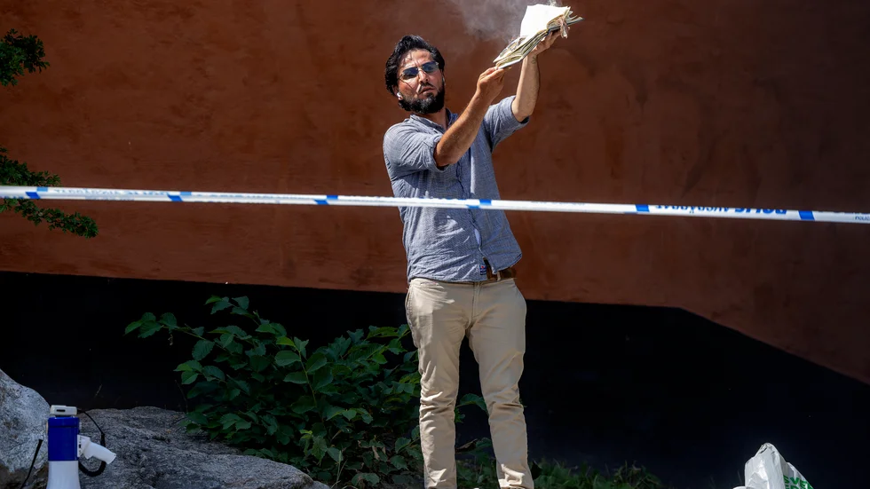 En koranbränning utanför Stockholms moské tidigare i sommar. Arkivbild.