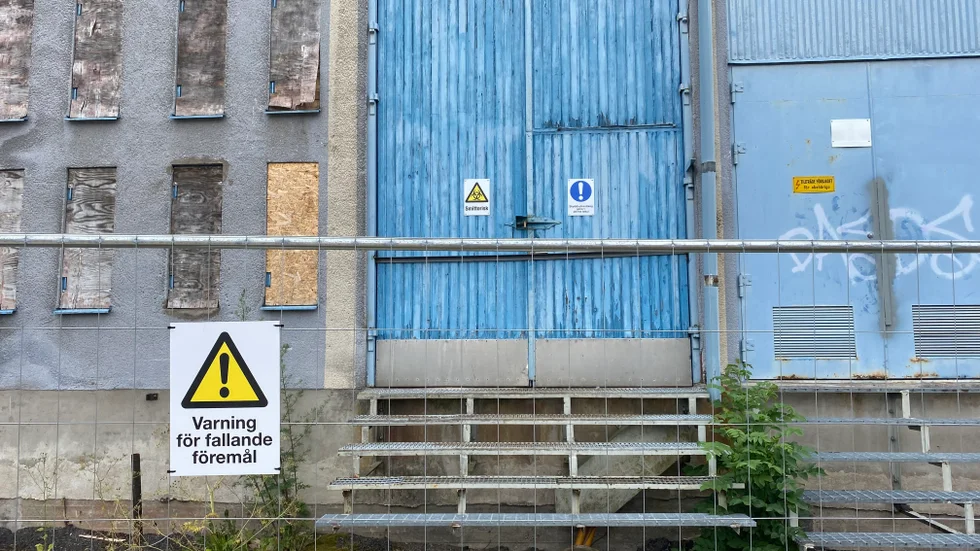 Silon i Gamleby har spärrats av ännu mer. På staketet sitter skyltar som varnar för fallande föremål och på dörren står det "Smittorisk" på skylten.