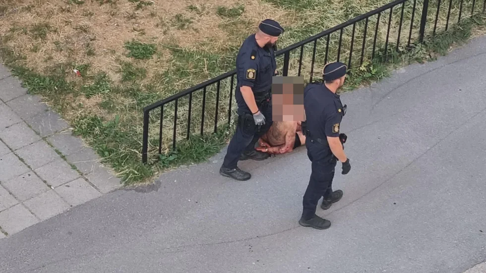 Polisen satte handfängsel på en man som fotades där han satt ner på marken efter att en kvinna hittats svårt skadad i Norrköping på onsdagsmorgonen.