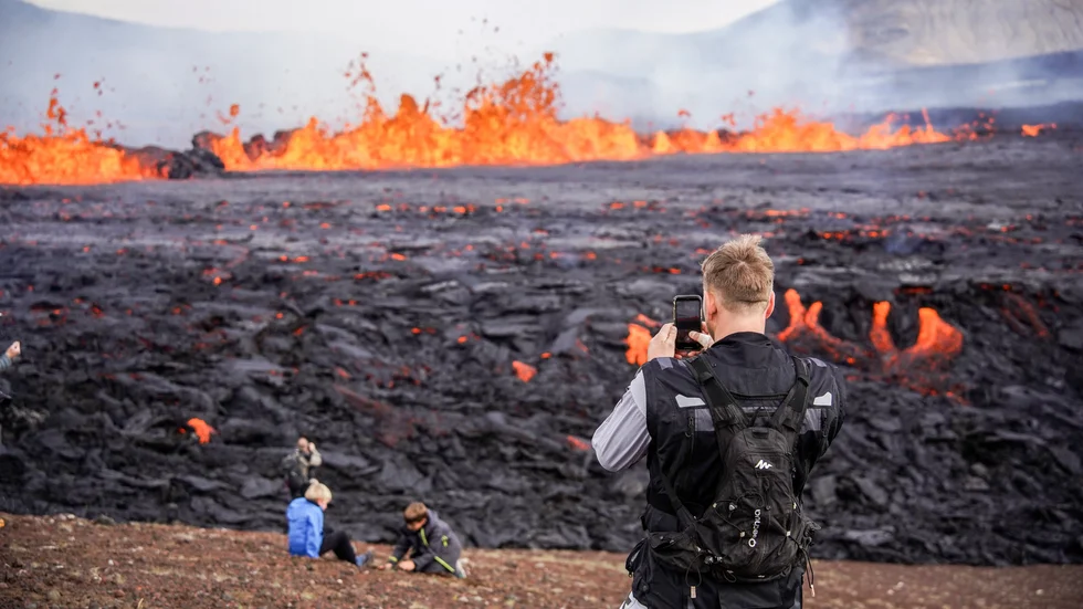 Ökad seismisk aktivitet på Reykjaneshalvön på Island kan vara ett tecken på att vulkanen Fagradalsfjäll är redo för ett nytt utbrott. Bilden är från det senaste utbrottet i augusti 2022, då många besökare strömmade till. Arkivbild